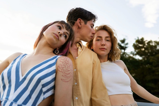 Comment s'aiment les jeunes adultes de nos jours ? Polyamour, relations libres, pansexualité etc